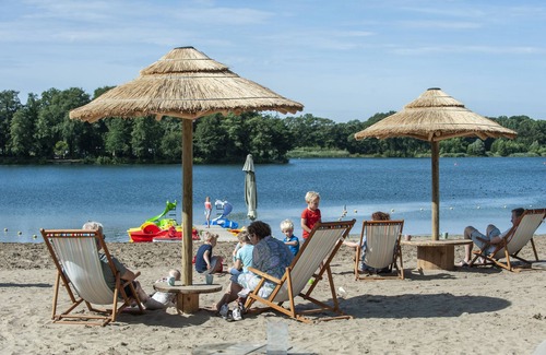 Winterswijk - Meddo Ski Chalet | Veranda lodge on the shore of 't Hilgelo, close to beach and beach pavilion.