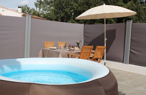 Regusse House | Verdon, Maisonette with private heated Jacuzzi/Capacity 5 people
