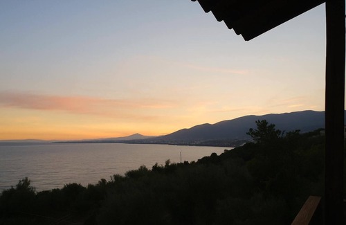 Paralia Vergas House | Verga Stone Haven - Seafront Waves' Embrace