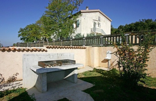 Barjols Apartment | VERMENTINO" APARTMENT SLEEPS 4 IN THE HEART OF A 120-HECT. WINE-GROWING ESTATE.