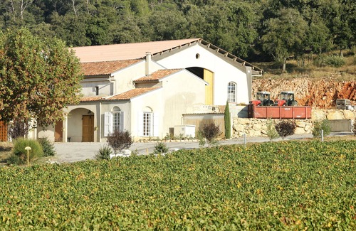 Barjols Apartment | VERMENTINO" APARTMENT SLEEPS 4 IN THE HEART OF A 120-HECT. WINE-GROWING ESTATE.