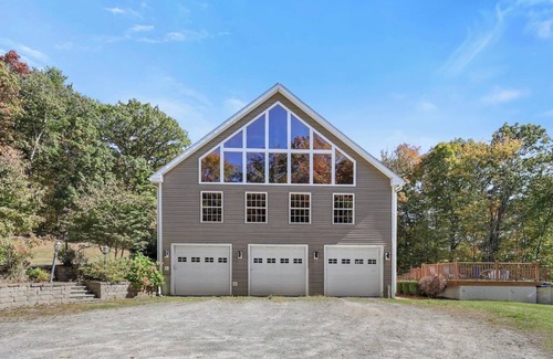 Pownal Villa | Vermont Vacation Villa—Grapevine Getaway