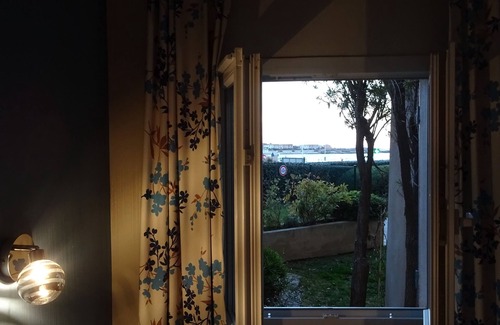 Six-Fours-les-Plages Apartment | Very beautiful T2 on the ground floor with trees, swimming pool, sea view, shops and beach