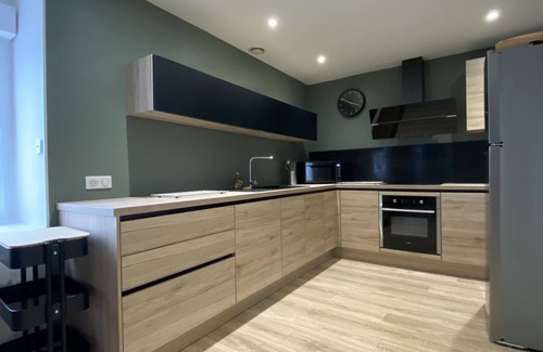 Granville Apartment | Very bright apartment (5-minute walk to the sea and town center)