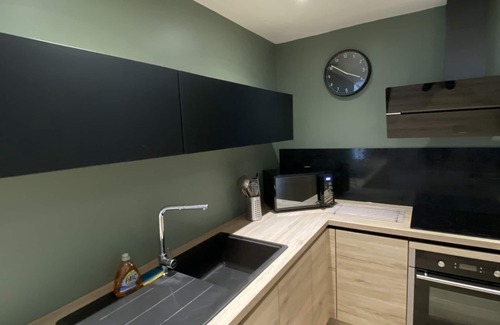 Granville Apartment | Very bright apartment (5-minute walk to the sea and town center)