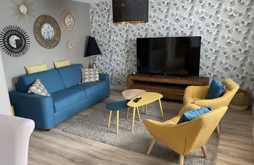 Granville Apartment | Very bright apartment (5-minute walk to the sea and town center)