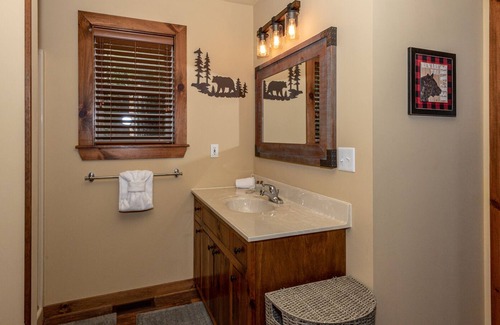 Townsend Cottage | Very clean mountain retreat with Mountain View, Wi-Fi, Jacuzzi, FREE POOL ACCESS