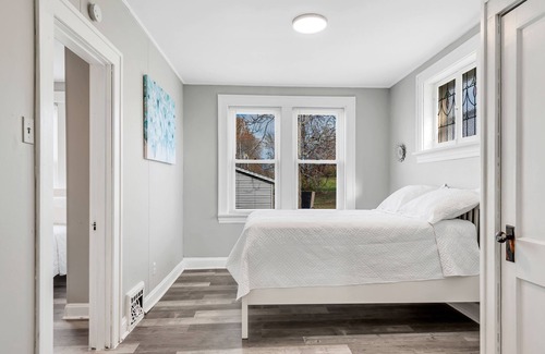 St. Louis Apartment | Very Cozy Spacious 3BR +Free Front Street Parking, Fast Wifi!