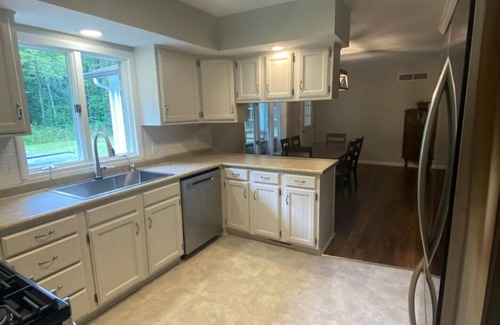 Mishawaka House | Very Nice 3 Bed 2 Bath Home with HOT TUB, near ND!