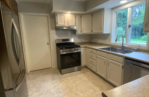 Mishawaka House | Very Nice 3 Bed 2 Bath Home with HOT TUB, near ND!