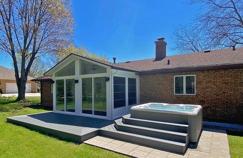 Mishawaka House | Very Nice 3 Bed 2 Bath Home with HOT TUB, near ND!