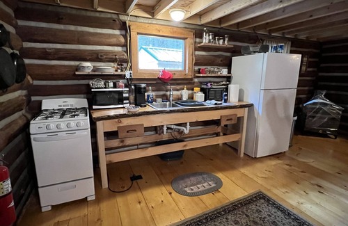 Bernhards Bay Cabin | Very private log cabin nestled in the woods to unwind & unplug.