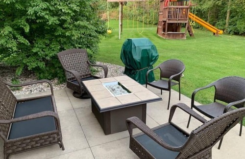 Bellevue House | Very Spacious 5 BR Home 15 min drive to Lambeau!