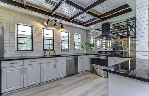 South Seminole Heights House | Vibe in the Heights-Hot Tub-Prime Location-SkeeBall