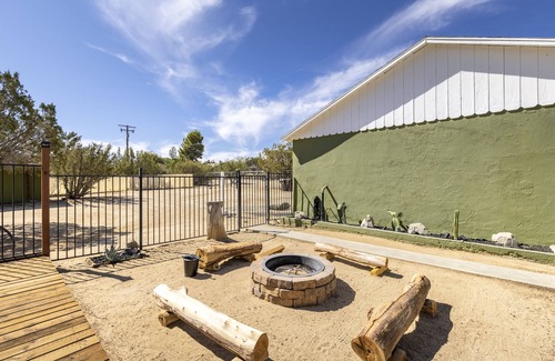 Morongo Valley House | Vibe Out on the deck at The Pinto Corral
