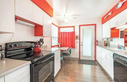 Mount Scott-Arleta House | Vibrant 1950s Mt Scott Home