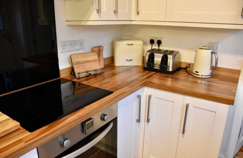 Dunfermline Apartment | Vibrant 1BD flat with Garden in Dunfermline, Fife