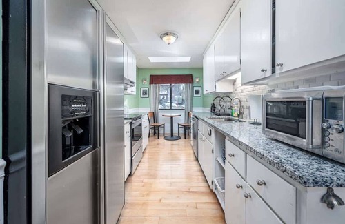 Chapel Hill House | Vibrant 2-BR Home | Indoor Fireplace | Downtown |