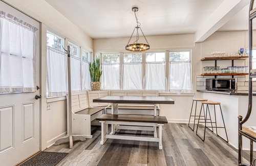 Redmond Cottage | Vibrant abode near golf with firepit, W/D & AC - drive to Smith Rock State Park