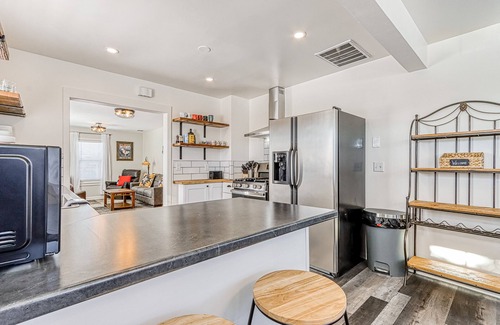 Redmond Cottage | Vibrant abode near golf with firepit, W/D & AC - drive to Smith Rock State Park