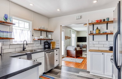 Redmond Cottage | Vibrant abode near golf with firepit, W/D & AC - drive to Smith Rock State Park