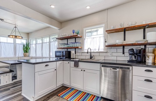 Redmond Cottage | Vibrant abode near golf with firepit, W/D & AC - drive to Smith Rock State Park