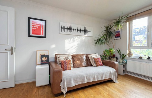 Latchmere Apartment | Vibrant and Leafy 2BD Flat in Battersea