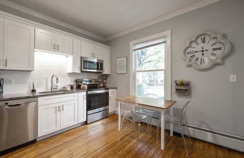 Parkside Apartment | Vibrant and stylish pet-friendly 2 BR apt w/king bed, downtown w/parking!