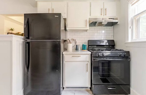 Midtown Apartment | Vibrant apartment with AC in lively Memphis
