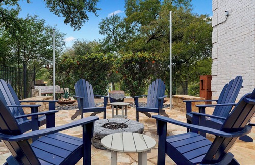 Pemberton Heights Apartment | Vibrant Austin Escape: - Mins to UT - Mins to DT - King Bed - Balcony