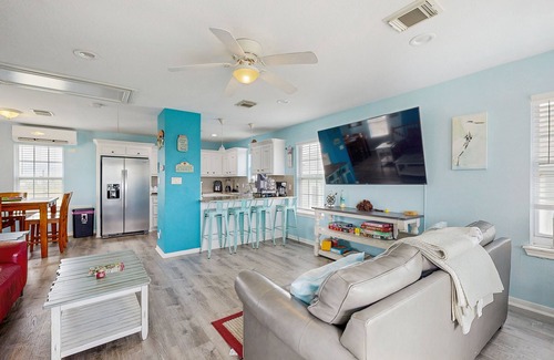 Galveston House | Vibrant dog friendly home with two balconies & outdoor bar - steps to sand