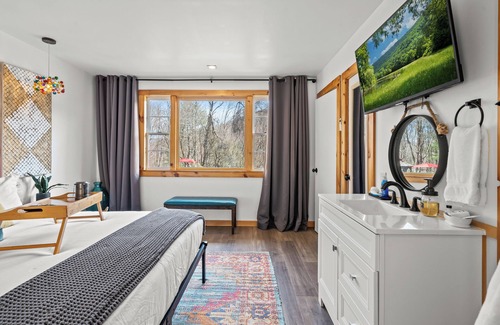 Hancock Hotel | Vibrant Family Suite | Cozy, Colorful Retreat for All Ages at Green Acres