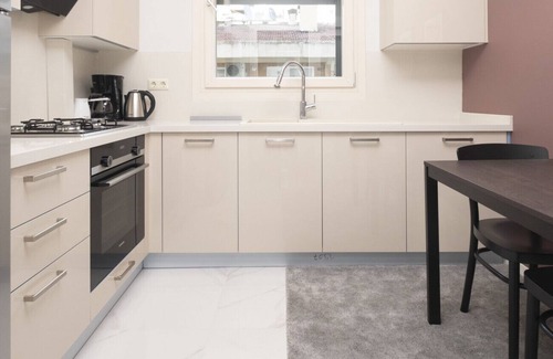 Suadiye Apartment | Vibrant Flat 7 min to Bagdat Avenue in Suadiye