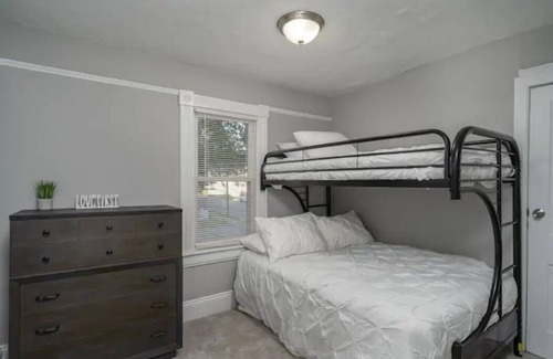 Hampton House | Vibrant, Historical Escape in Phoebus!