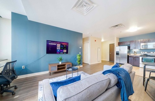 Pittsburgh Apartment | Vibrant Luxury | PRIME LOCATION | 24/7 Gym Terrace Roku WiFi