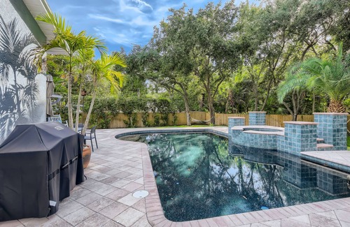 South Pinellas Community Council House | Vibrant Mid-Modern Pool Home. Centrally located near Madeira Beach and DTSP