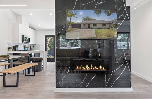 Austin House | Vibrant Modern 4BR W/Hot tub, Putting Green, B-Ball Court Mins To DT & Rainey