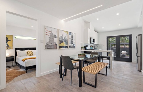 Austin House | Vibrant Modern 4BR W/Hot tub, Putting Green, B-Ball Court Mins To DT & Rainey
