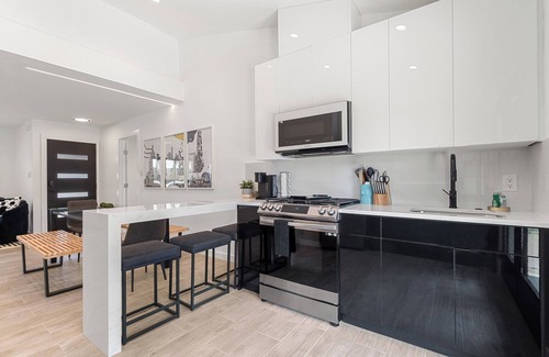 Austin House | Vibrant Modern 4BR W/Hot tub, Putting Green, B-Ball Court Mins To DT & Rainey