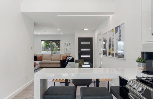 Austin House | Vibrant Modern 4BR W/Hot tub, Putting Green, B-Ball Court Mins To DT & Rainey