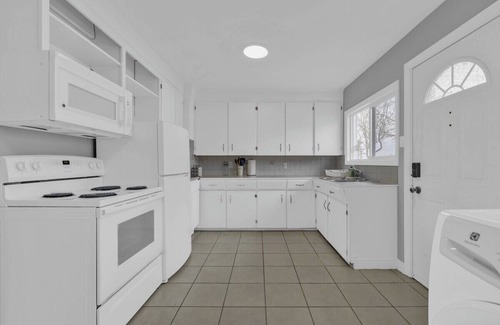 Saint John House | Vibrant Oasis, Private and Relaxing, Pet Friendly
