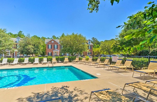 Castle Hayne House | Vibrant Pet-Friendly Townhome w/Smart TVs!