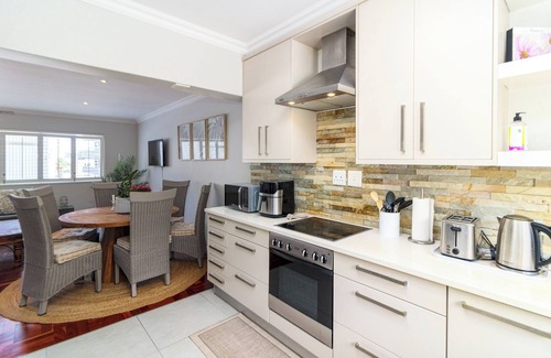 Three Anchor Bay Apartment | Vicmor Court 22 by CTHA