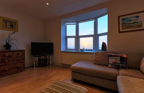 Broadstairs Apartment | Victoria Parade - Direct sea views and private parking space