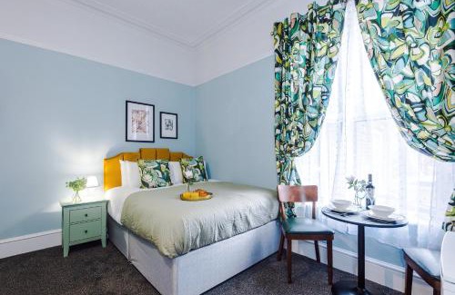 Leamington Spa Apartment | Victoria Park Studio 2 - Town Centre Gem, Free Parking, Netflix & Amazon Prime