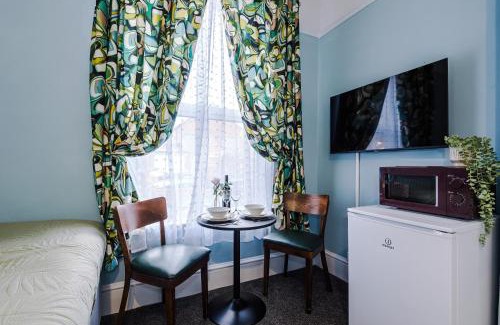 Leamington Spa Apartment | Victoria Park Studio 2 - Town Centre Gem, Free Parking, Netflix & Amazon Prime