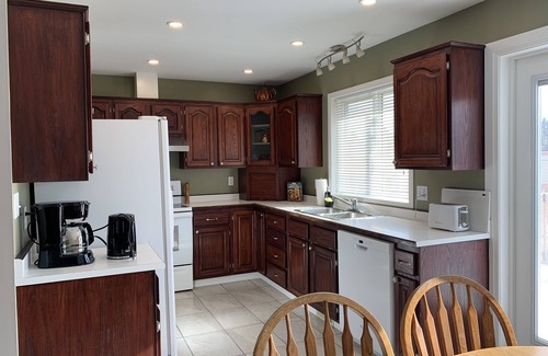 Central Okanagan House | Victoria St BNB in Peachland BC - 5 mins from the beach