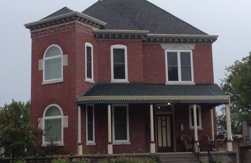 Jefferson City House | Victorian Home-Sleeps 12-Middle of Everything!