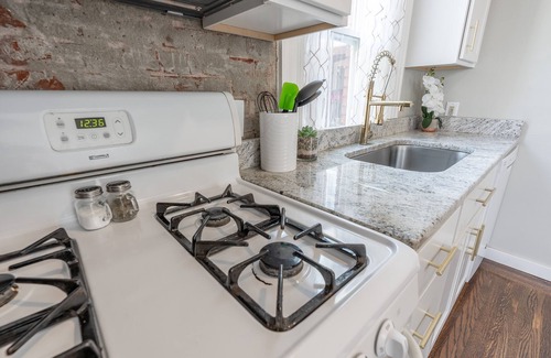 Old Louisville Apartment | ★ Victorian Louisville ★ Large 1200 sqft APT #1