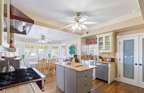 Paso Robles House | Victorian Manor In Wine Country + Pool, Spa, Firepit, Tennis Court | Sleeps 28